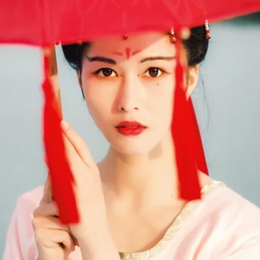 紅傘抱寵物女生頭像，唯美古風(fēng)真人頭像