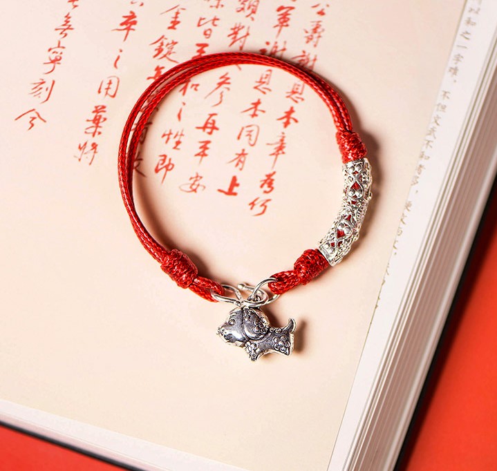 雕花狗生肖手鏈，本命年紅繩銀手鏈飾品