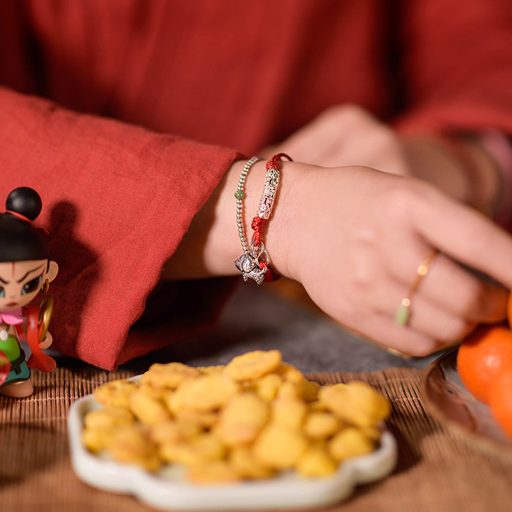 雕花狗生肖手鏈，本命年紅繩銀手鏈飾品