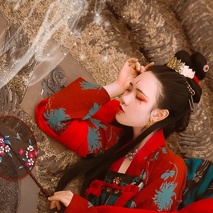 嬌艷紅傘女生頭像，唯美古風真人頭像