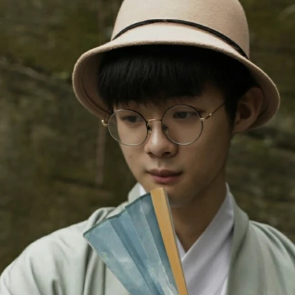 文藝小生帶折扇男生頭像，唯美古風真人頭像