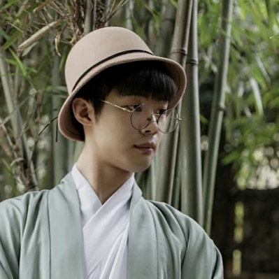 文藝小生帶折扇男生頭像，唯美古風真人頭像