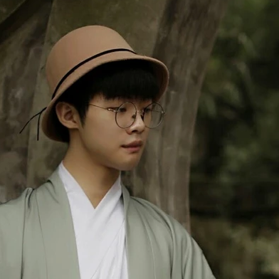 文藝小生帶折扇男生頭像，唯美古風真人頭像