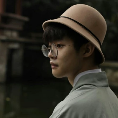 文藝小生帶折扇男生頭像，唯美古風真人頭像