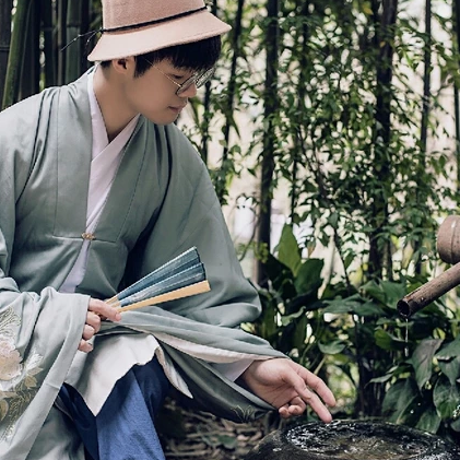 文藝小生帶折扇男生頭像，唯美古風真人頭像