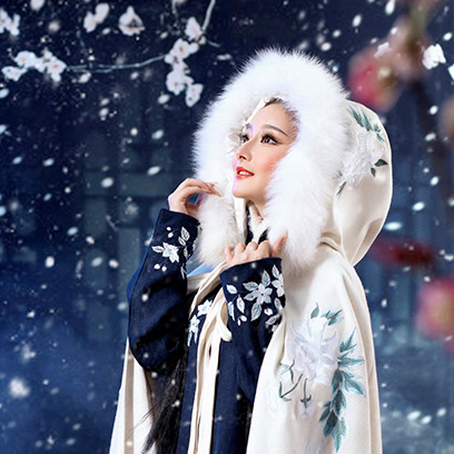 優(yōu)雅賞雪帶傘女生頭像，唯美古風真人頭像