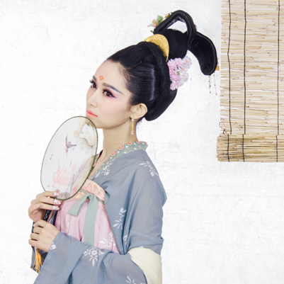 素雅帶團扇女生頭像，唯美古風真人頭像