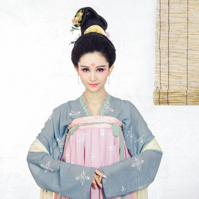 素雅帶團扇女生頭像，唯美古風真人頭像