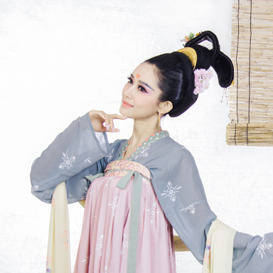 素雅帶團扇女生頭像，唯美古風真人頭像