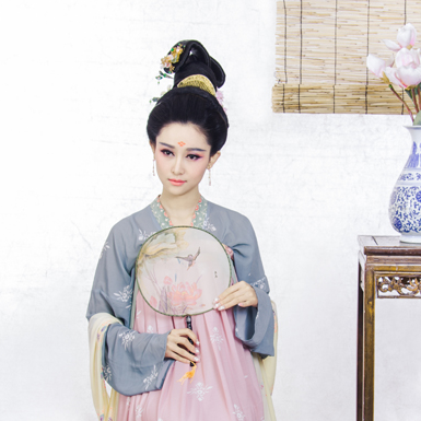 素雅帶團扇女生頭像，唯美古風真人頭像