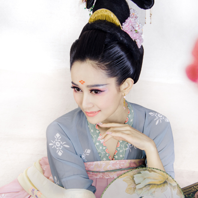 素雅帶團扇女生頭像，唯美古風真人頭像
