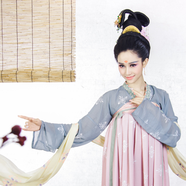 素雅帶團扇女生頭像，唯美古風真人頭像