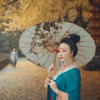 銀杏葉帶團(tuán)扇和傘女生頭像，唯美古風(fēng)真人頭像