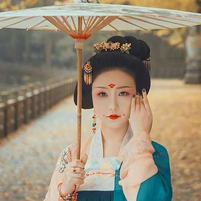 銀杏葉帶團(tuán)扇和傘女生頭像，唯美古風(fēng)真人頭像