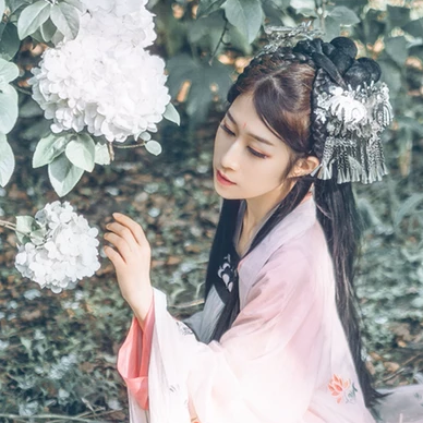 粉蝶花朵帶團(tuán)扇女生頭像，唯美古風(fēng)真人頭像