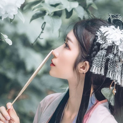 粉蝶花朵帶團(tuán)扇女生頭像，唯美古風(fēng)真人頭像