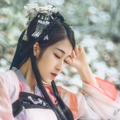 粉蝶花朵帶團(tuán)扇女生頭像，唯美古風(fēng)真人頭像