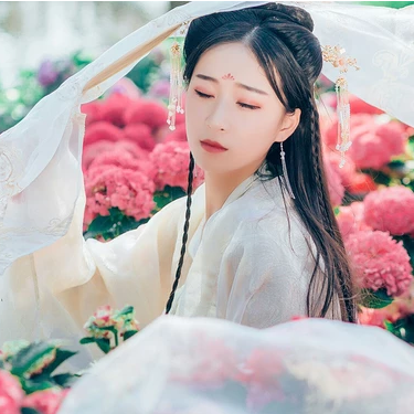 花團(tuán)錦簇帶團(tuán)扇女生頭像，唯美古風(fēng)真人頭像