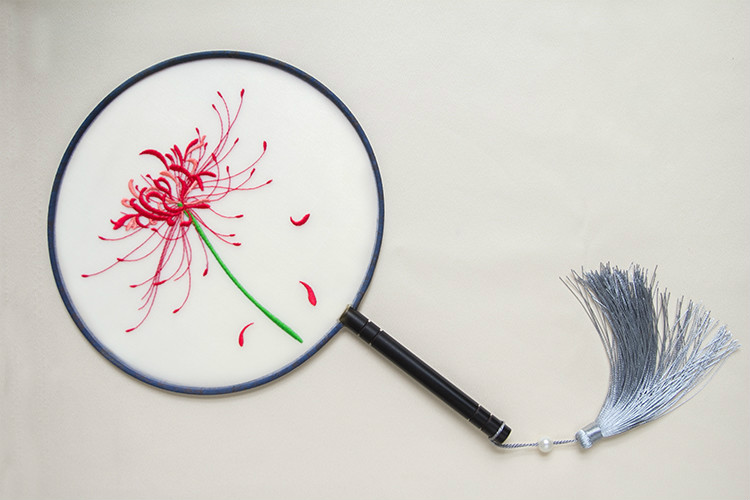 嬌艷彼岸花刺繡古風(fēng)團(tuán)扇，復(fù)古繡花工藝扇子