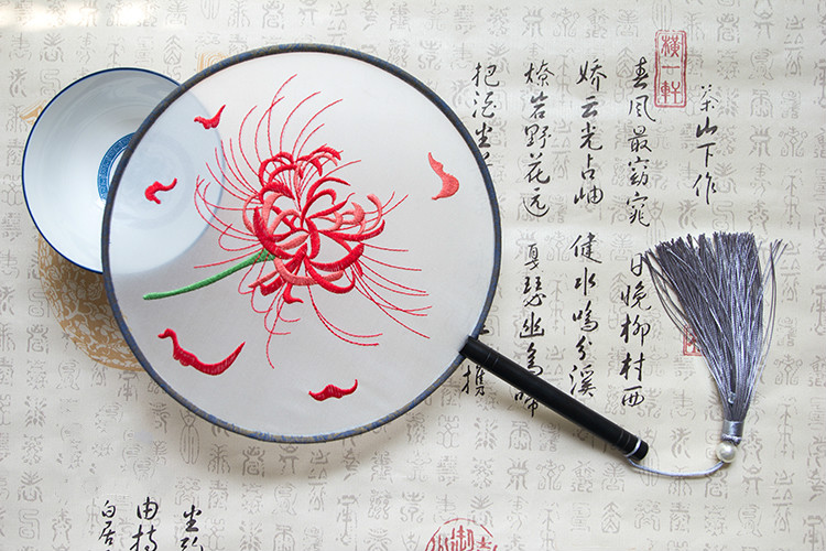 嬌艷彼岸花刺繡古風(fēng)團(tuán)扇，復(fù)古繡花工藝扇子