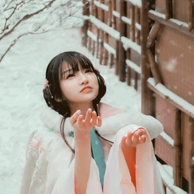 白雪飄落清新氣質(zhì)女生頭像，唯美古風真人頭像