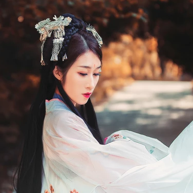 秋意氣質(zhì)帶團(tuán)扇女生頭像，唯美古風(fēng)真人頭像