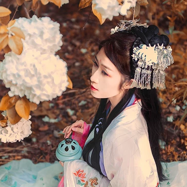 秋意氣質(zhì)帶團(tuán)扇女生頭像，唯美古風(fēng)真人頭像