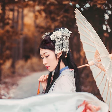 秋意氣質(zhì)帶團(tuán)扇女生頭像，唯美古風(fēng)真人頭像