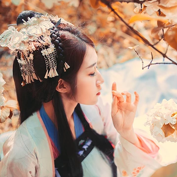 秋意氣質(zhì)帶團(tuán)扇女生頭像，唯美古風(fēng)真人頭像
