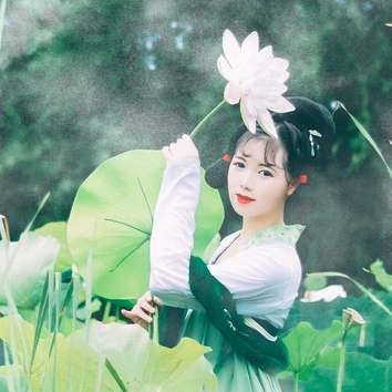 翠綠荷葉蓮花女生頭像，唯美古風(fēng)真人頭像