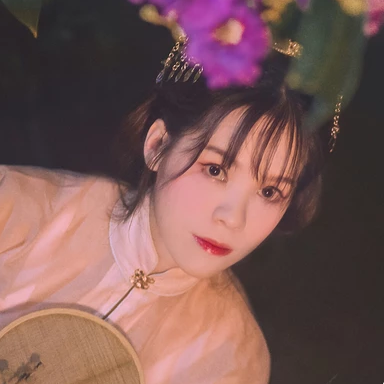 紫薇花開帶團(tuán)扇女生頭像，唯美古風(fēng)真人頭像