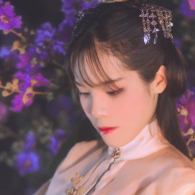 紫薇花開帶團(tuán)扇女生頭像，唯美古風(fēng)真人頭像