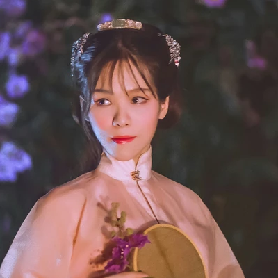紫薇花開帶團(tuán)扇女生頭像，唯美古風(fēng)真人頭像