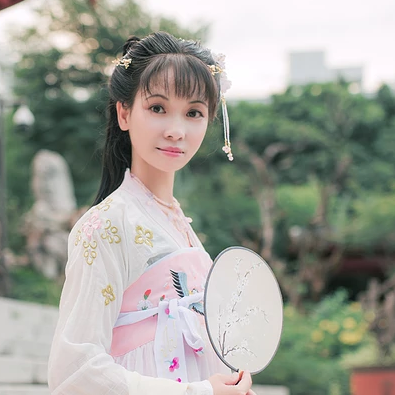 清新氣質(zhì)帶團(tuán)扇女生頭像，唯美古風(fēng)真人頭像