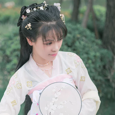 清新氣質(zhì)帶團(tuán)扇女生頭像，唯美古風(fēng)真人頭像