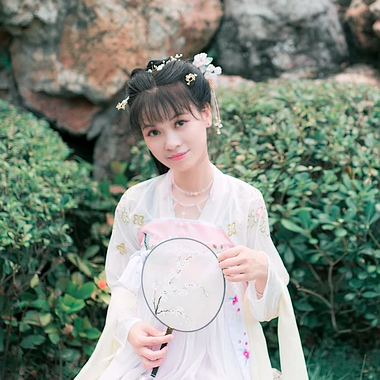 清新氣質(zhì)帶團(tuán)扇女生頭像，唯美古風(fēng)真人頭像