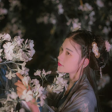 夜晚迷人花朵女生頭像，唯美古風(fēng)真人頭像