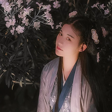 夜晚迷人花朵女生頭像，唯美古風(fēng)真人頭像