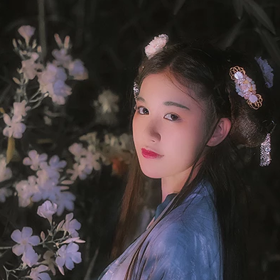 夜晚迷人花朵女生頭像，唯美古風(fēng)真人頭像