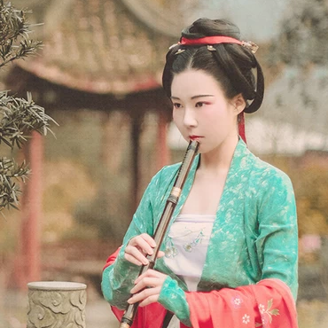 文藝吹笛女生頭像，唯美古風(fēng)真人頭像