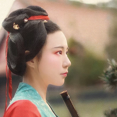 文藝吹笛女生頭像，唯美古風(fēng)真人頭像