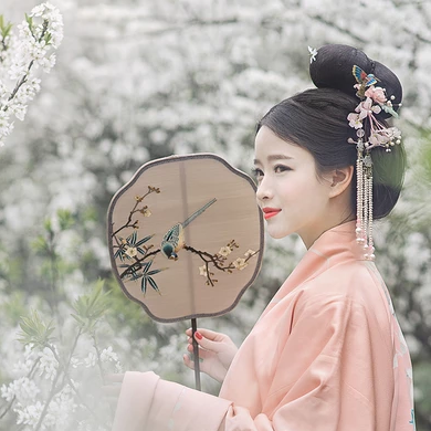 花林粉衣帶團扇女生頭像，唯美古風真人頭像