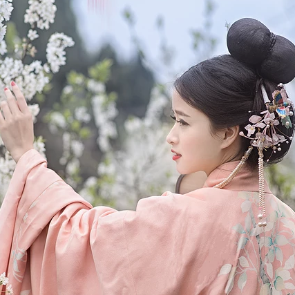 花林粉衣帶團扇女生頭像，唯美古風真人頭像