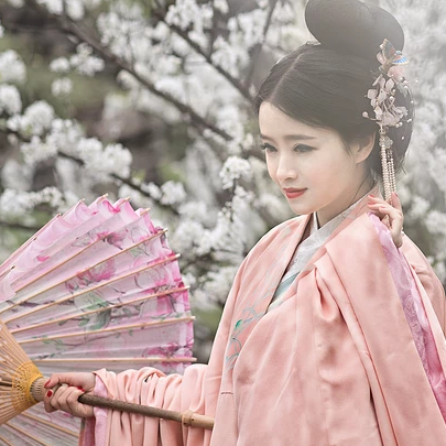 花林粉衣帶團扇女生頭像，唯美古風真人頭像