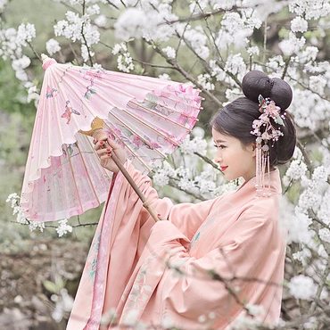 花林粉衣帶團扇女生頭像，唯美古風真人頭像