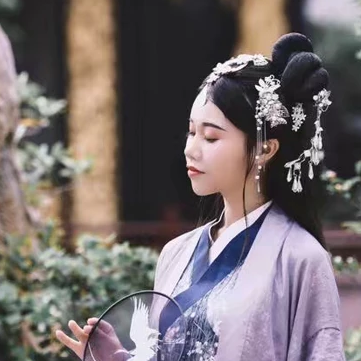典雅素衣帶團(tuán)扇女生頭像，唯美古風(fēng)真人頭像