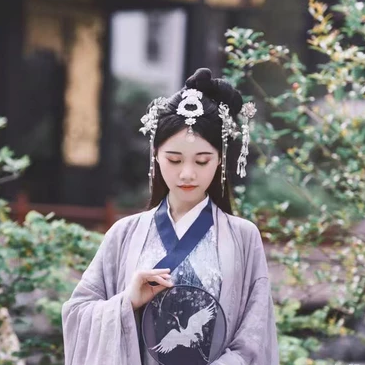 典雅素衣帶團(tuán)扇女生頭像，唯美古風(fēng)真人頭像