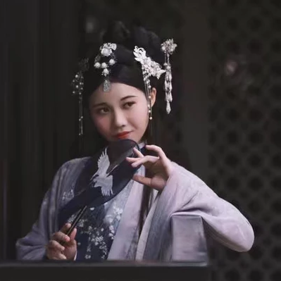 典雅素衣帶團(tuán)扇女生頭像，唯美古風(fēng)真人頭像