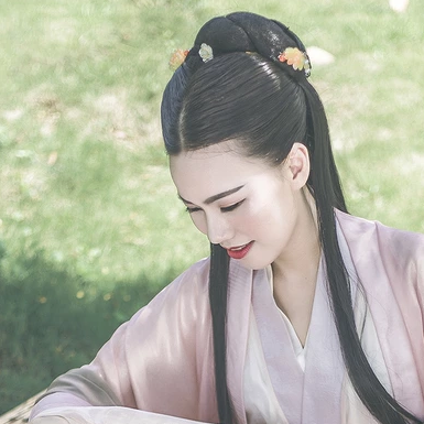 文藝氣息帶團(tuán)扇女生頭像，唯美古風(fēng)真人頭像
