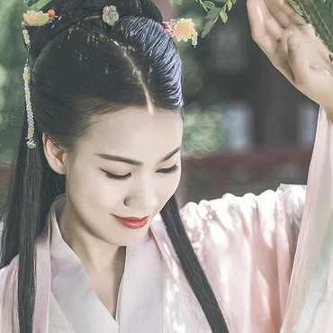 文藝氣息帶團(tuán)扇女生頭像，唯美古風(fēng)真人頭像